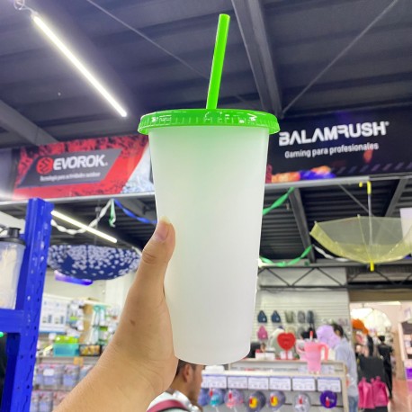 VASO MAGICO CAMBIA COLOR CON TAPA Y POPOTE BZ506